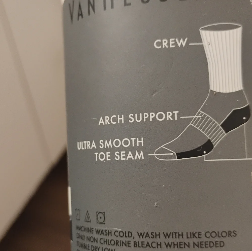 NEW Van Heusen Mens Polyester Blend Crew Socks 4 Pairs